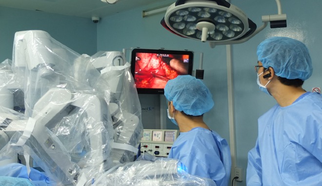 Robot mổ nhặt từng viên sỏi mật cho bà bầu mang song thai